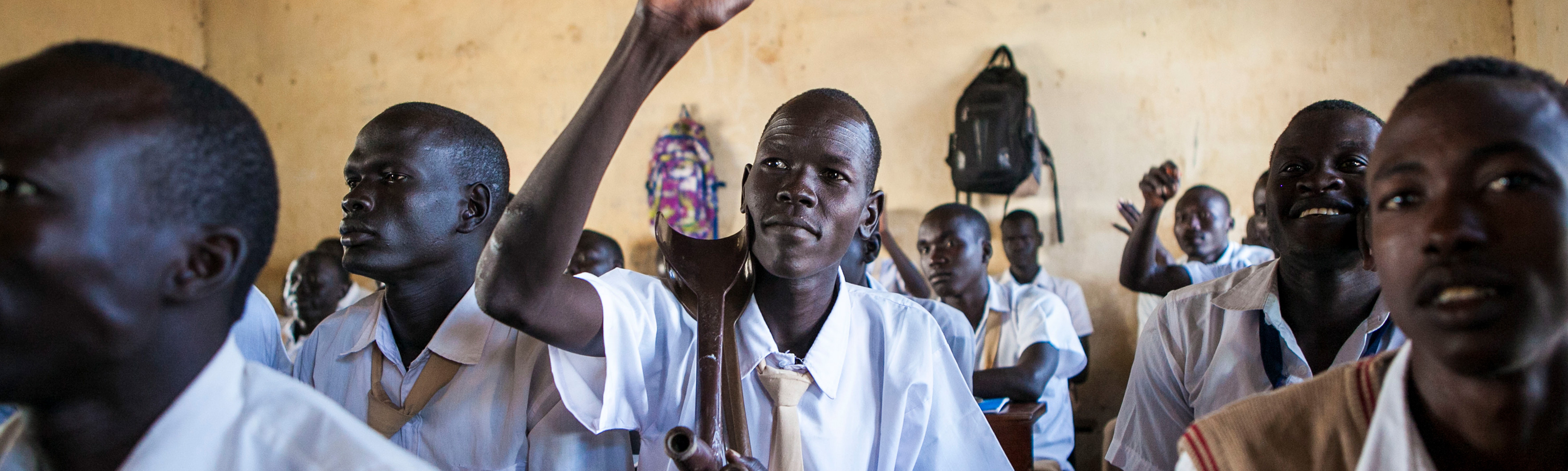 Kenya, Dak Pok, sud soudanais suit des cours à l’école Bantu au camp de réfugiés de Kakuma. Kenya, Dak Pok, sud soudanais suit des cours à l’école Bantu au camp de réfugiés de Kakuma.
