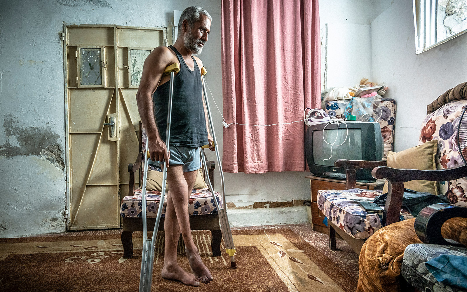 Jordanie, Ibrahim a été blessé à la jambe lors d’un bombardement en Syrie. Il se déplace à l’aide de béquilles. Jordanie, Ibrahim a été blessé à la jambe lors d’un bombardement en Syrie. Il se déplace à l’aide de béquilles.